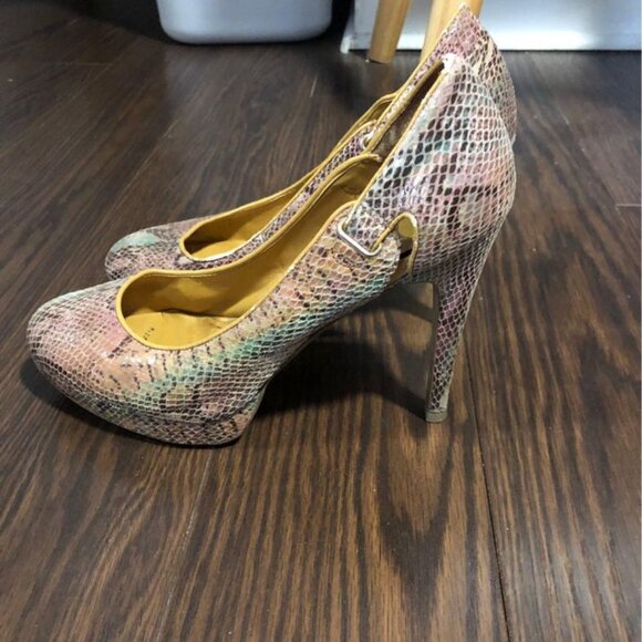 BCBG Gorgeous Pumps - Picture 2 of 3